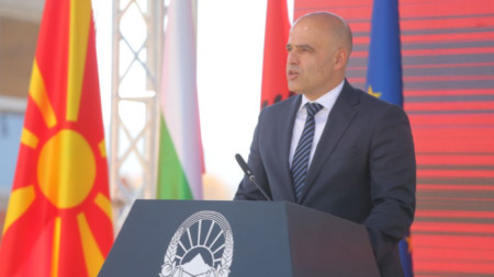 Премиерът Димитър Ковачевски говори на церемонията за първа копка на жп участък, който ще свърже железопътните мрежи на България и Република Северна Македония