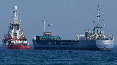 Товарен кораб (вдясно) и кораб на групата за помощ 