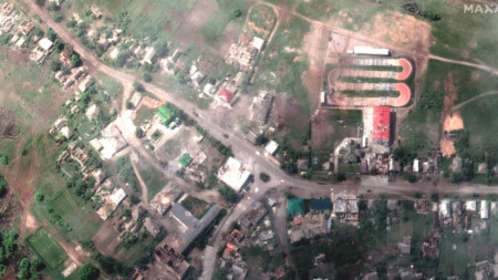 Сателитно изображение, предоставено от Maxar Technologies, показва повредени сгради в Лиман и резервоар на пътя, Лиман, 25 май 2022 г. (публикувана на 27 май 2022 г.)