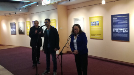 Посланикът на Израел у нас Ирит Лилиан и кметът на Кюстендил Петър Паунов откриват изложбата „Отвъд дълга“ в Кюстендил