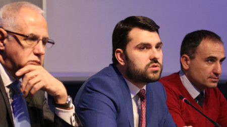 Заместник-министърът на външните работи Георги Георгиев (в средата), който е национален координатор за борбата с антисемитизма в България. На снимката: Пламен Бончев (в ляво) и Александър Оскар (в дясно)