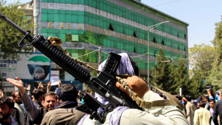 Силите на талибаните стоят на стража, докато афганистанци държат плакати с антипакистански лозунги по време на протест в Кабул, 7 септември 2021 г. Демонстрациите започнаха, след като Ахмад Масуд, ръководещ Националния фронт на съпротива на Афганистан (NRFA), призова за национално въстание срещу талибаните и предполагаемата пакистанска намеса в страната.