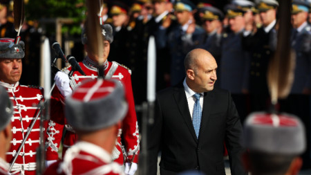 Президентът Румен Радев на водосвета на бойните знамена и знамената светини на Българската армия по повод 6 май - Гергьовден - Ден на храбростта и празник на Българската армия. 