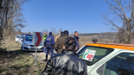 Полицията в Ловеч задържа група от 11 нелегални мигранти без