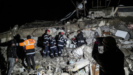 Спасителни екипи издирват оцелели в развалините на разрушен жилищен блок в  Искендерун, 6 февруари 2023 г.