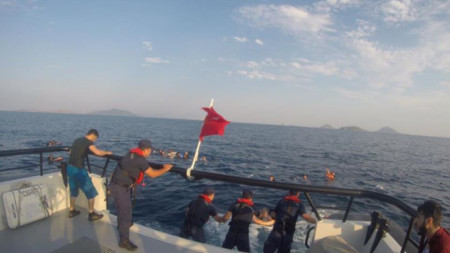 Лодката с около 40 мигранти потънала край бреговете на окръг Бодрум, провинция Мугла, Югозападна Турция.
