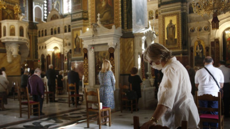 Служба в църква в Пирея край Атина на 17 май, когато Гърция започна да допуска вярващи в храмовете, останали затворени почти два месеца.