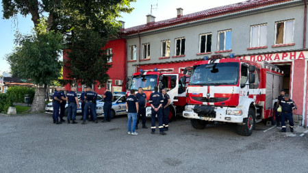 Протестът пред пожарната в Подуене.