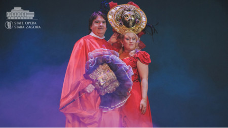 Ивайло Михайлов в ролята на Рикардо, и Русалина Мочукова, като Амелия, в „Бал с маски“