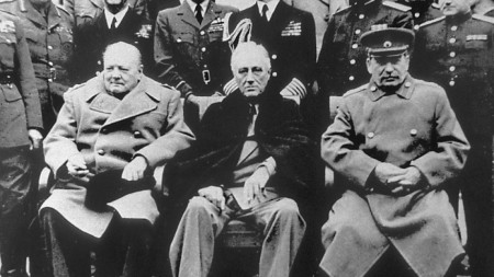 Уинстън Чърчил, Франклин Рузвелт и Йосиф Сталин на Ялтенската конференция през февруари 1945 г.