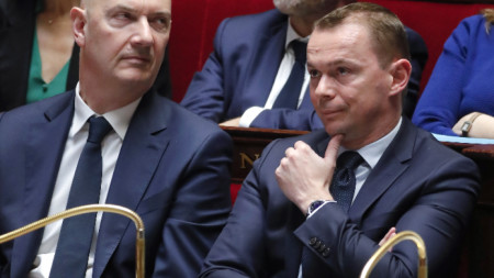 Френският министър на труда Оливие Дюсоп (вдясно) по време на обсъжданията по двата вота на недоверие срещу правителството в Националното събрание в Париж, 20 март 2023 г. T