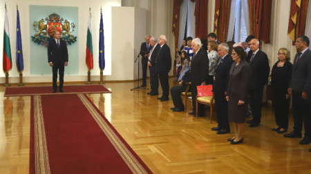 На церемония в Гербовата зала на „Дондуков“ 2 президентът Румен Радев връчва висши държавни отличия на изтъкнати български учени.