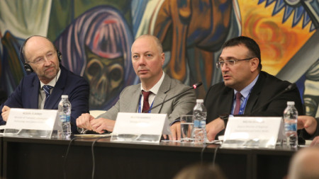 Министрите Росен Желязков (в средата) и Младен Маринов (вдясно) откриха конференция по пътна безопасност.