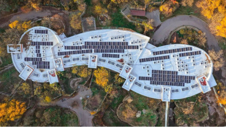 Фотоволтаиците са монтирани върху покривите на 3 от големите  сгради – „Гиганти“, „Големи котки“ и „Кухня“