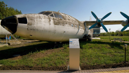 Можете да видите безплатно този Ан-12 от Авиомузея в Бургас