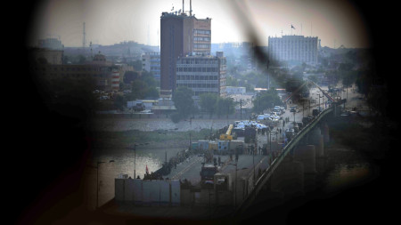 Иракската столица Багдад в далечината по време на протеста на 30 октомври. 