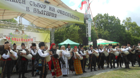 Откриването на националния събор на овцевъдите край Петропавловския манастир до Лясковец.