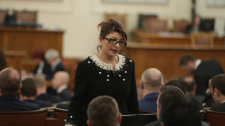 Десислава Атанасова от ГЕРБ сред колегите си депутати в НС - 22 декември 2022 г.