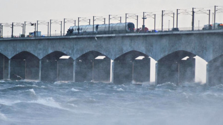 Инцидентът станал при силен вятър на 18-километровия мост, свързващ двата основни датски острова Шеланд и Фюн.
