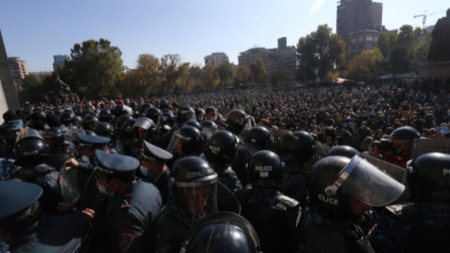 Полицията в Армения арестува стотици протестиращи докато поддръжници на опозицията