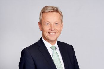 Райнхолд Лопатка e от управляващата консервативна Австрийска народна партия.