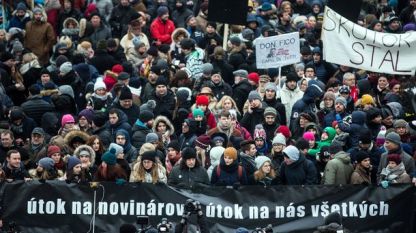 Над 20 000 протестираха в Братислава в петък вечерта, като един от плакатите гласеше: „Атака срещу журналисти = атака срещу всички нас“.