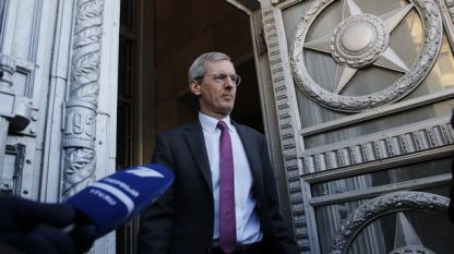 Британският посланик в Москва напуска руското Министерство на външните работи с официалния отговор на Русия на британските мерки по случая 
