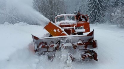Армейски машини се включиха в почистването на снега в Смолянско