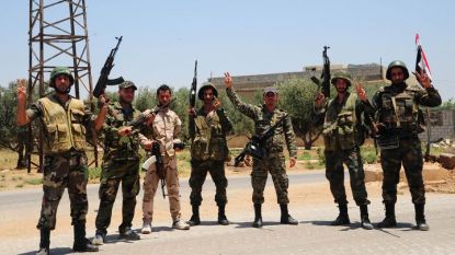 Сирийски войници позират с победни жестове в провинция Дераа, която изглежда минава под контрола на режима в Дамаск.