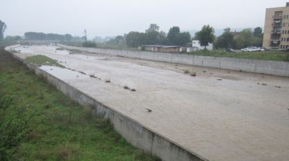 Река Ботуня повиши нивото си от проливния дъжд