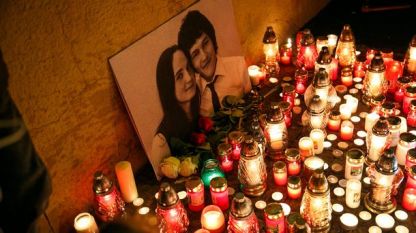 Запалени свещи в Братислава в памет на убития журналист и годеницата му