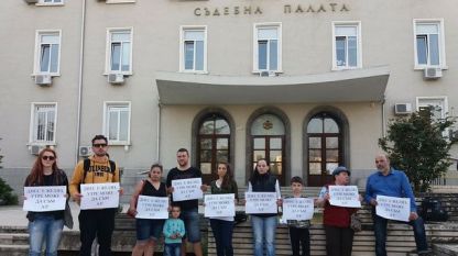 Протестиращите срещу екстрадирането на Желяз Андреев пред Съдебната палата в Стара Загора