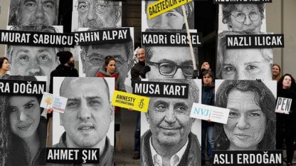 Протестни плакати на граждански активисти пред турското консулство в Ротердам в защита на турски интелектуалци