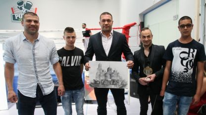 Боксьорът Кубрат Пулев заяви в Бургас че засега отлага политическите