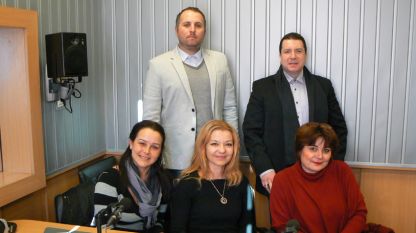 Гергана Узунова, Калоян Дамянов, Велислав Танев, Теодора Андреева (в средата) и Нина Ангелова.