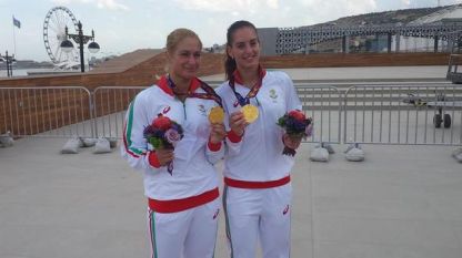 Сестри Стоеви със златните медали в Баку.