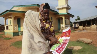 Либерийски жени разглеждат брошурата на УНИЦЕФ за предпазване от ебола