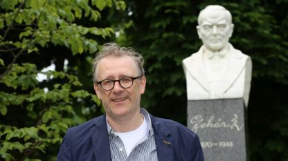 Томас Енцингер пред паметника на Франц Лехар