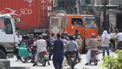 Властите са разположили голям камион на пътя за летището на Лахор, за да попречат на привърженици на осъдения експремиер Наваз Шариф да го посрещнат с голям митинг. 