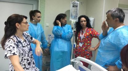 Д-р Сибила Маринова (четвърта от ляво на дясно) с колеги в областната болница във Велико Търново 