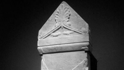 Надгробен паметник с изображение на биещи се петли (Одесос, ІV в пр. Хр.)