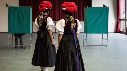 Девойки в традиционна премяна се готвят за гласуване в Кимбах, Баден-Вюртемберг