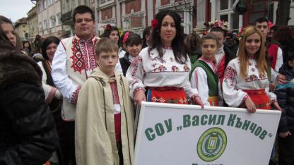 Ученици от Враца с народни носии