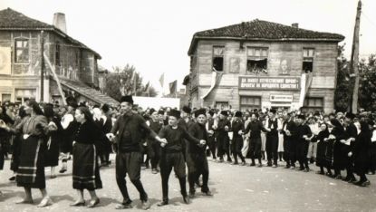 Хоро в центъра на с. Граматиково по време на първия събор-надпяване, 1960 г. Архив: Община Малко Търново.