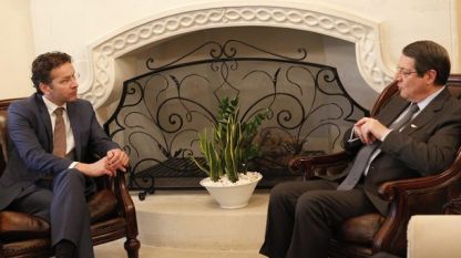 Председателят на Еврогрупата Йерун Дийселблум разговаря с президента на Кипър Никос Анастасиадис