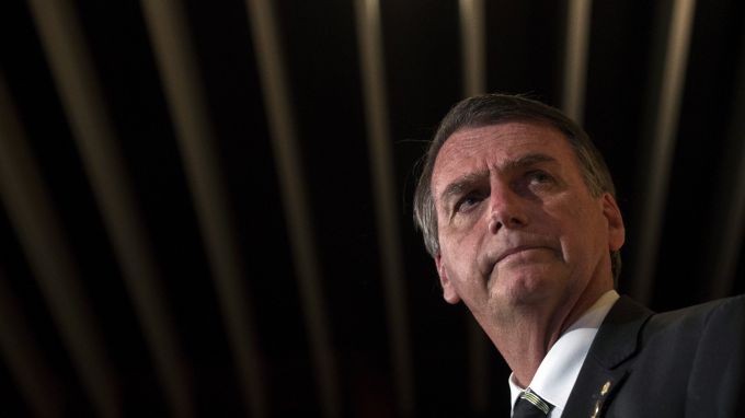 Бразилският президент Жаир Болсонаро е изправен пред най-голямата криза в
