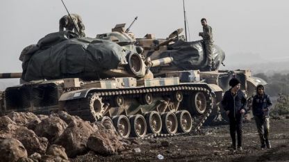 Турски войници подготвят танковете си в провинция Хатай до границата със Сирия за участие в операция „Маслинова клонка“ срещу кюрдски милиции в сирийския град Африн, които твърдят, че турски въздушни удари и обстрели убили най-малко 10 души в понеделник.