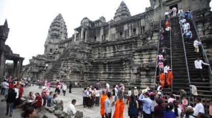 Туристи посещават храма Ангкор Ват в Сием Реап, Камбоджа.