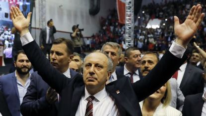 Мухарем Индже влиза за заседание на ръководството на Народнорепубликанската партия в Анкара, на което бе определен за кандидат-президент.
