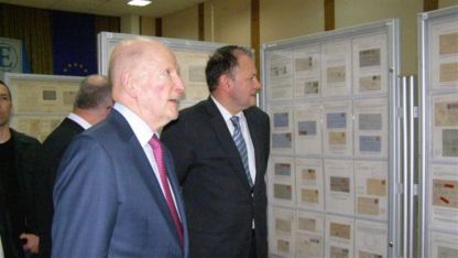 Председателят на 42 НС Михаил Миков и Симеон Сакскобургготски, почетен председател на СБФ разгледаха заедно международната изложба. 